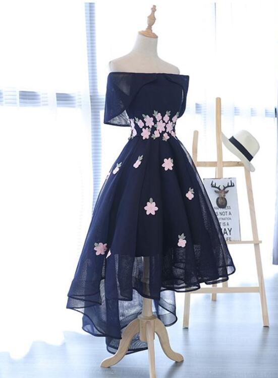 Encantador vestido de fiesta de tul azul marino con flores 