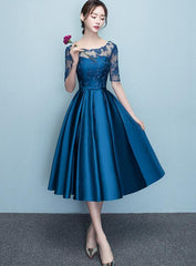 Precioso vestido de fiesta de satén y encaje de manga corta azul 