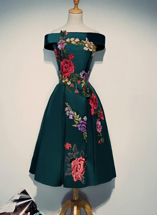 Hermoso vestido de dama de honor corto de satén con flores y hombros descubiertos 