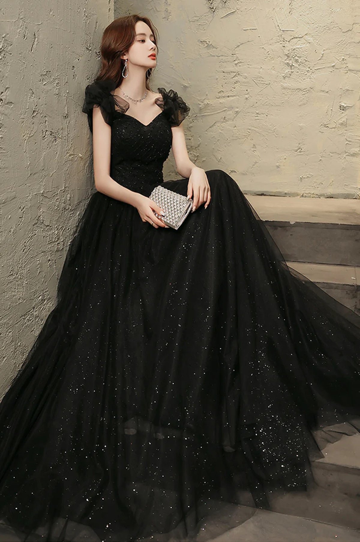 Vestido de fiesta largo de tul negro con escote en forma de corazón 