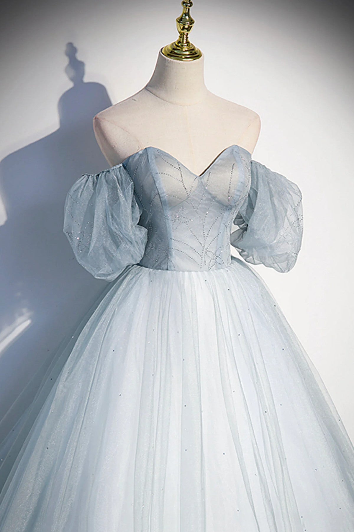 Precioso vestido de noche largo de tul azul claro con escote en forma de corazón 