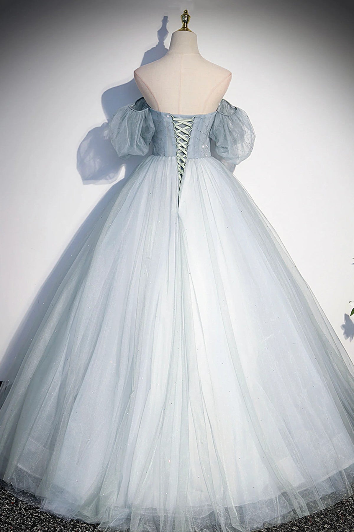 Precioso vestido de noche largo de tul azul claro con escote en forma de corazón 