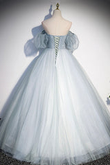 Precioso vestido de noche largo de tul azul claro con escote en forma de corazón 
