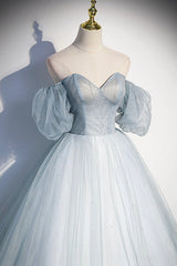Precioso vestido de noche largo de tul azul claro con escote en forma de corazón 