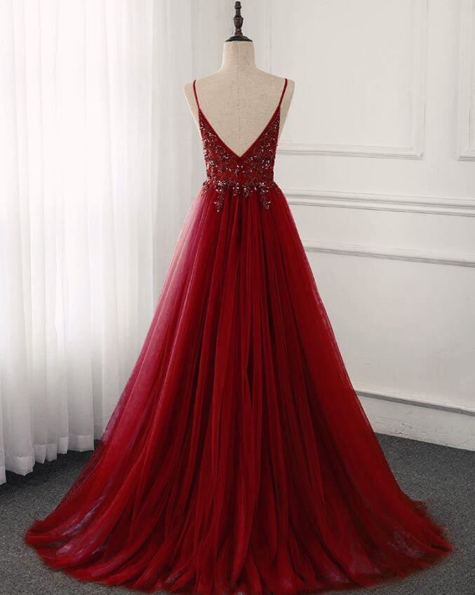 Vestido de fiesta juvenil largo de tul rojo vino con escote en V y cuentas 