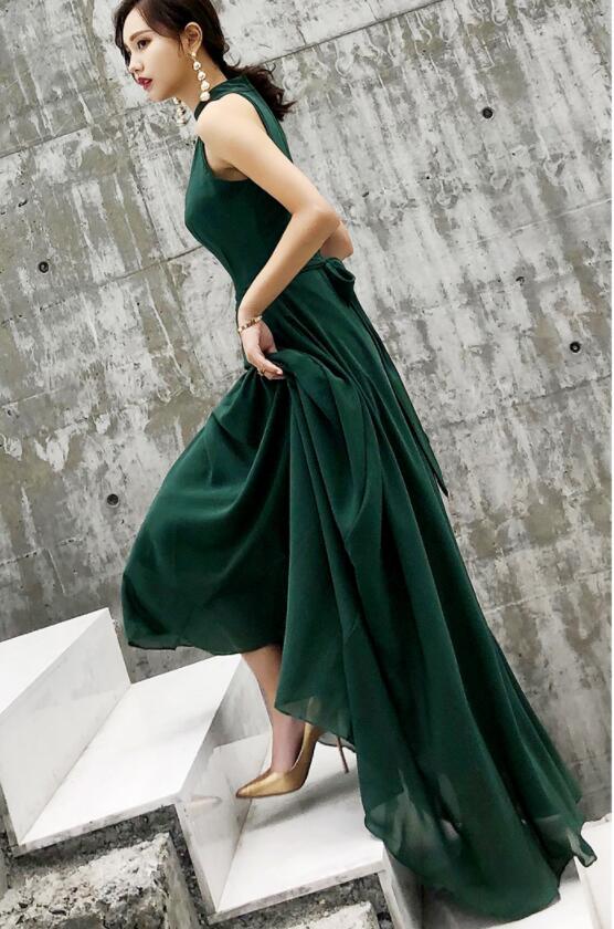 Vestido de fiesta de boda de gasa verde oscuro con cuello halter y largo hasta el suelo 