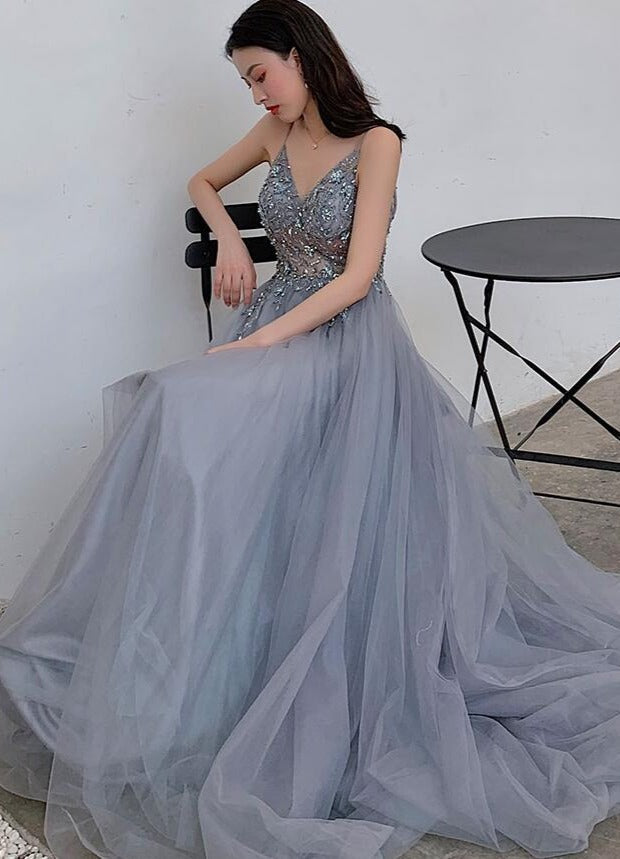 Vestido de noche largo de tul con cuentas y escote en V con abertura en la pierna 
