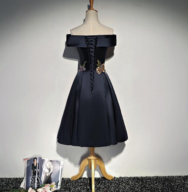 Vestido de fiesta corto de satén azul marino con bordado 