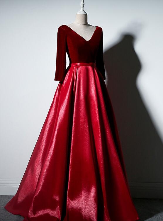 Vestido de noche largo con escote en V en terciopelo y satén rojo oscuro 