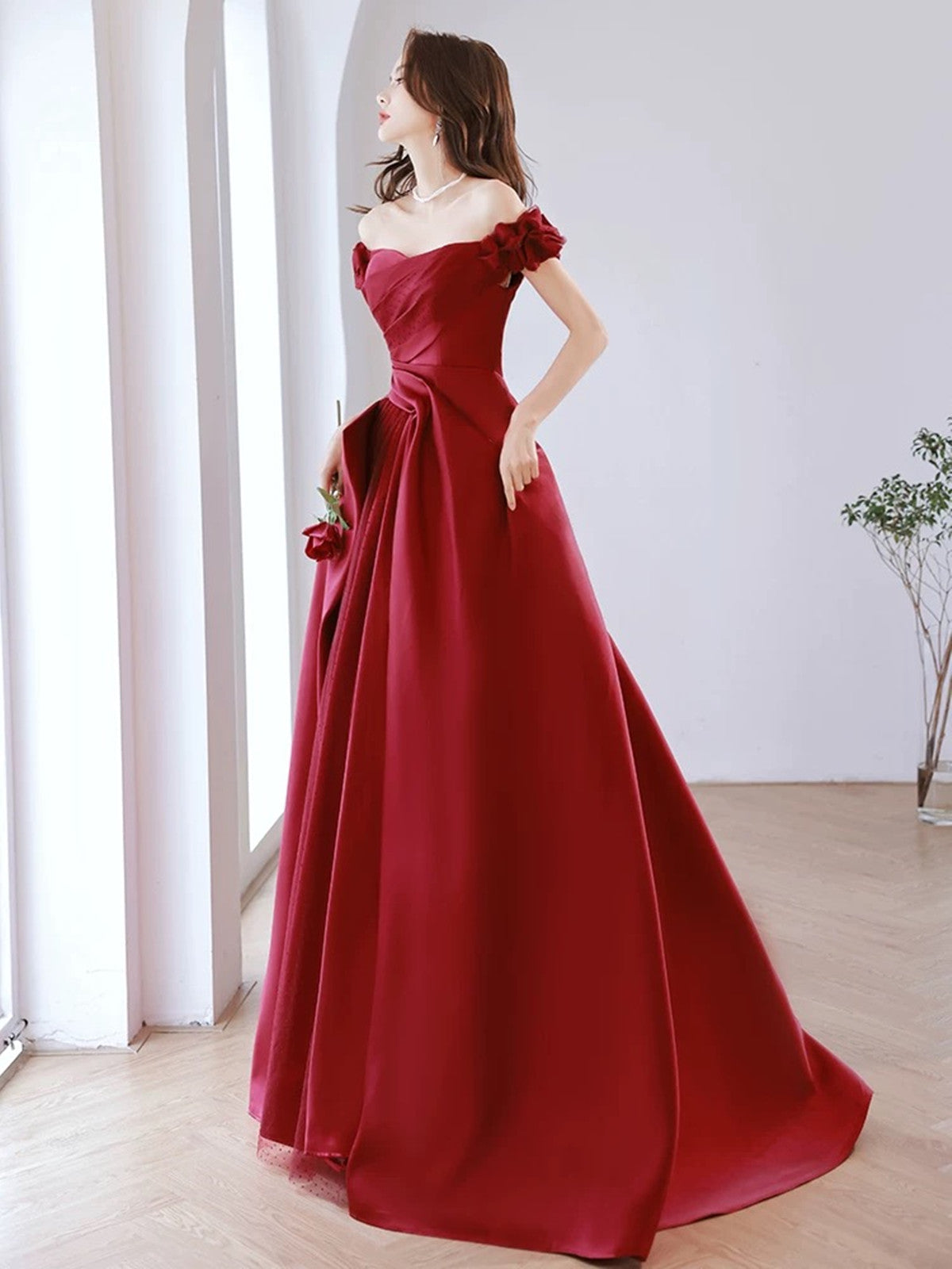 Vestido de fiesta de satén rojo vino con hombros descubiertos 