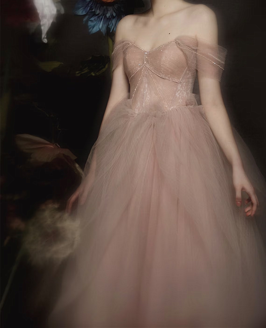 Vestidos de fiesta con cuentas y hombros descubiertos en color rosa oscuro con escote en forma de corazón 
