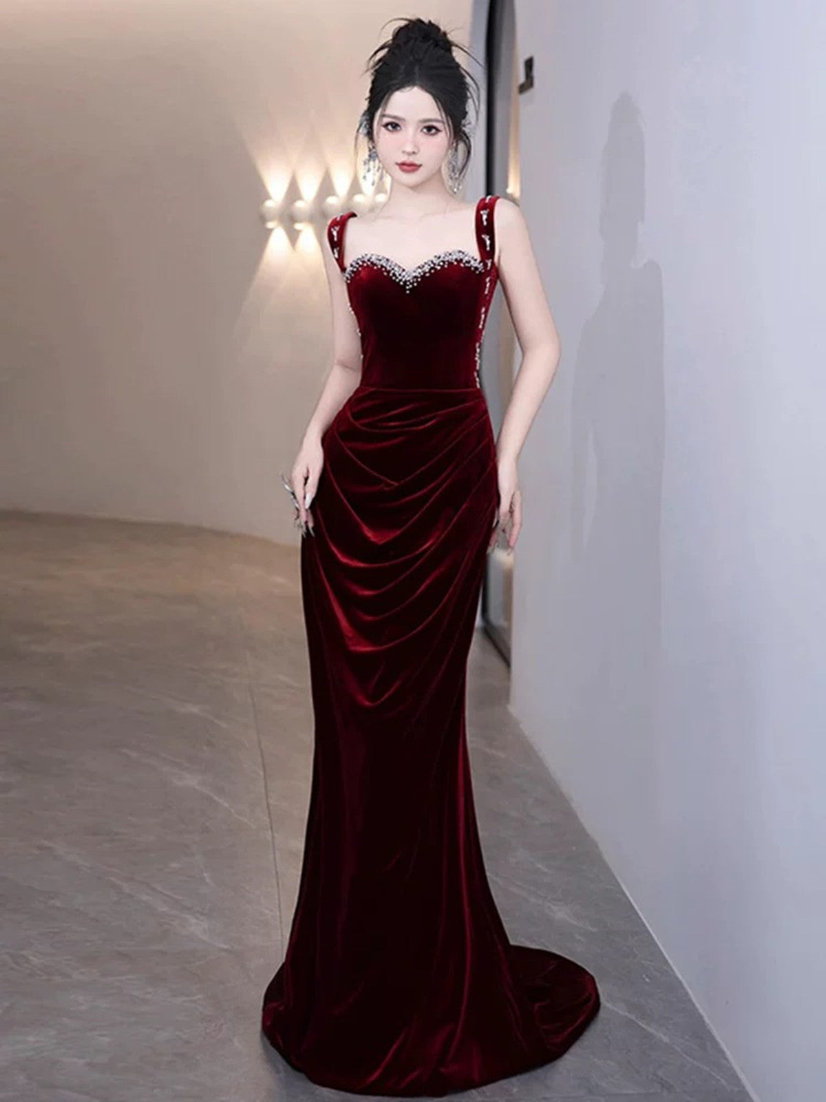 Vestido de fiesta de sirena con cuentas y escote en forma de corazón en color rojo vino
