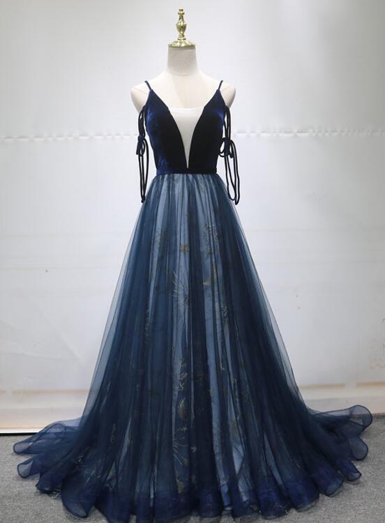 Vestido de noche largo de tul con tirantes en forma de A en color azul 