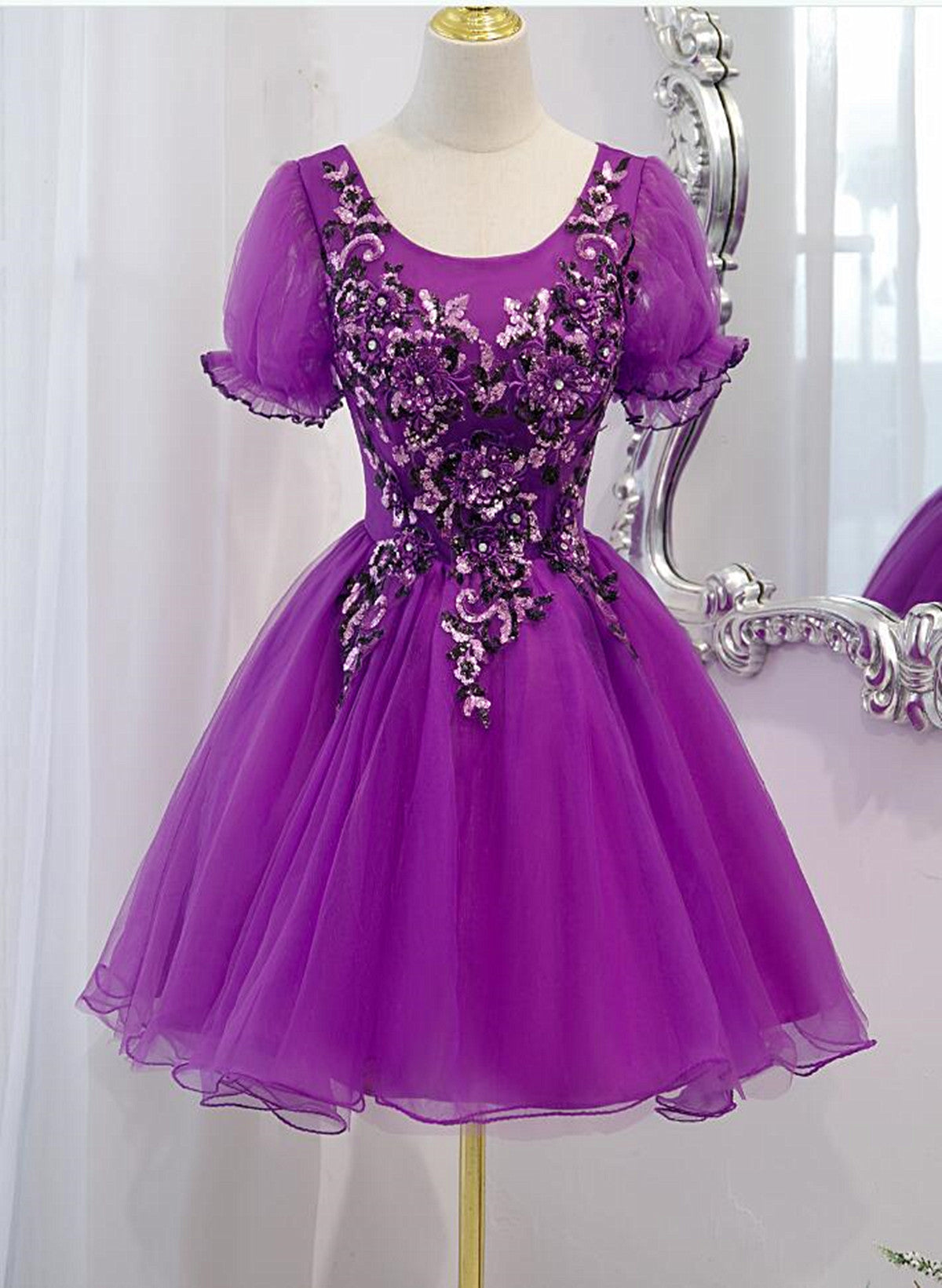 Vestido de fiesta de tul morado con mangas cortas y encaje 