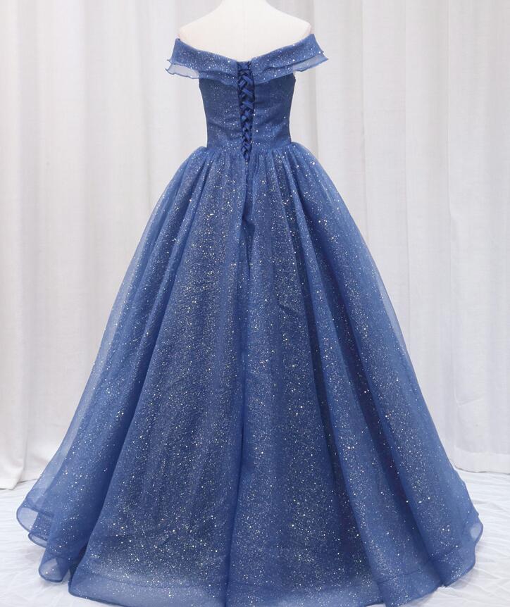 Vestido de fiesta azul marino de tul brillante con hombros descubiertos y largo hasta el suelo 