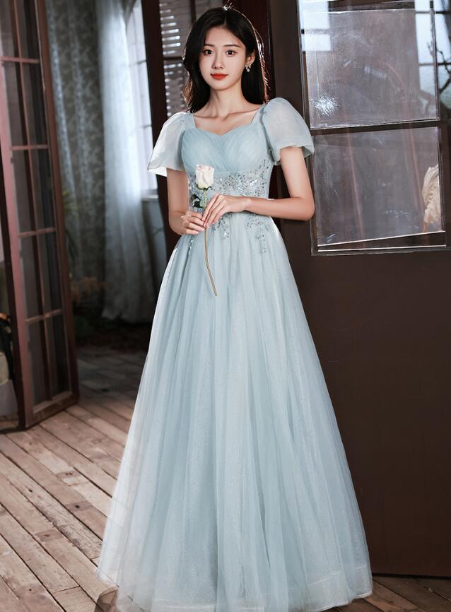 Vestido de fiesta largo de tul con cuentas y mangas cortas en azul claro 