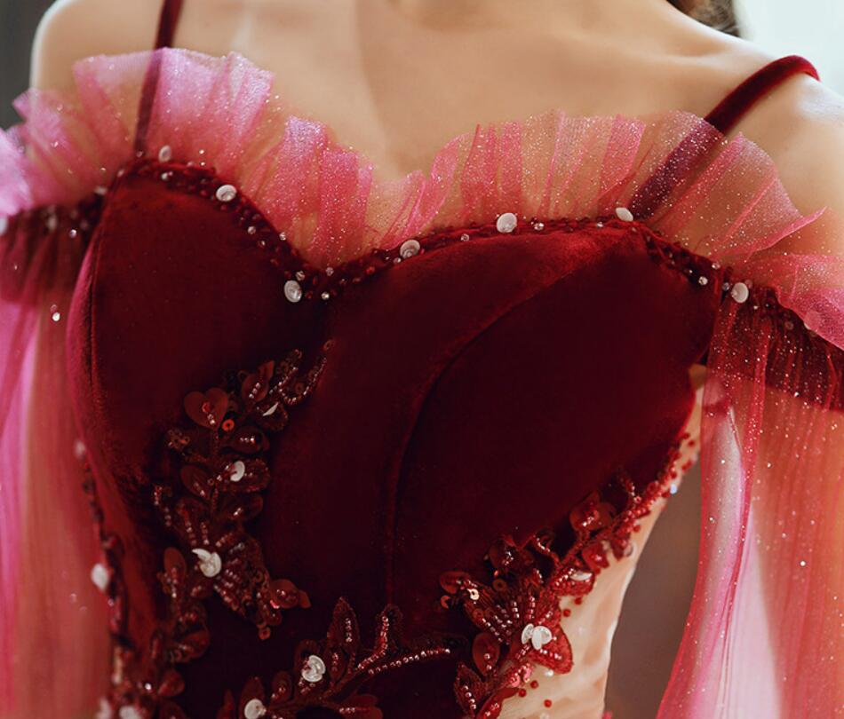 Hermoso vestido de fiesta largo de tul degradado en rojo oscuro con corte A 
