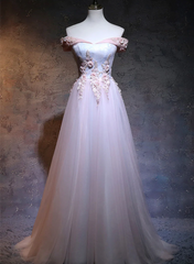 Hermoso vestido de fiesta rosa claro con escote en forma de corazón y hombros descubiertos 