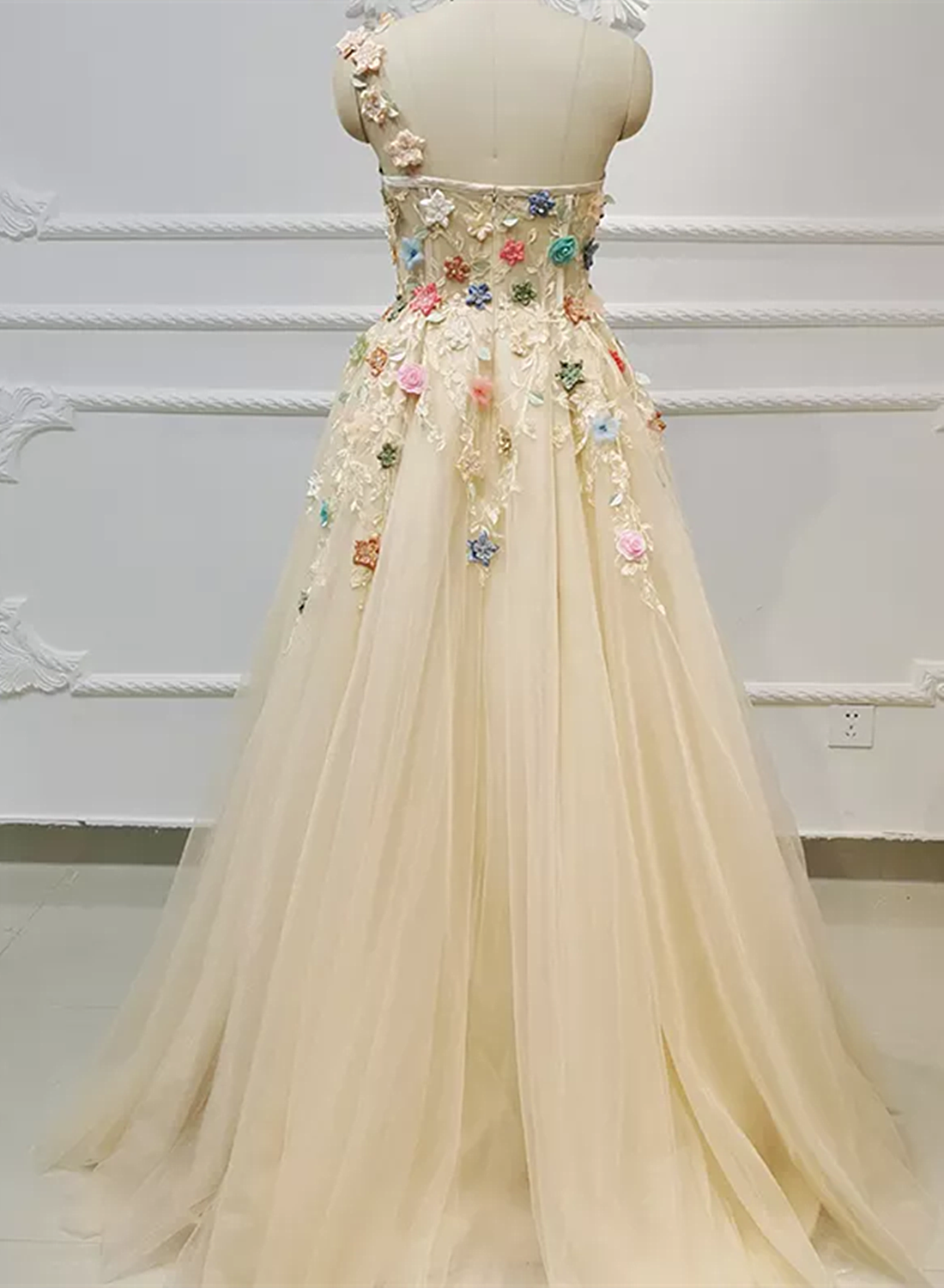 Vestido de noche largo de tul champán claro con flores 