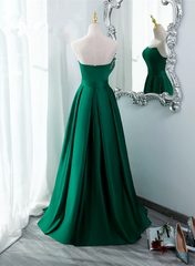 Vestido de fiesta largo sencillo de satén verde con abertura en la pierna 