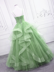Vestido formal largo con tirantes de tul y capas verde claro 