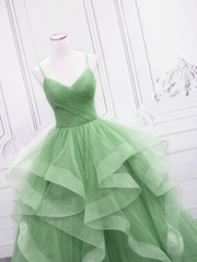 Vestido formal largo con tirantes de tul y capas verde claro 