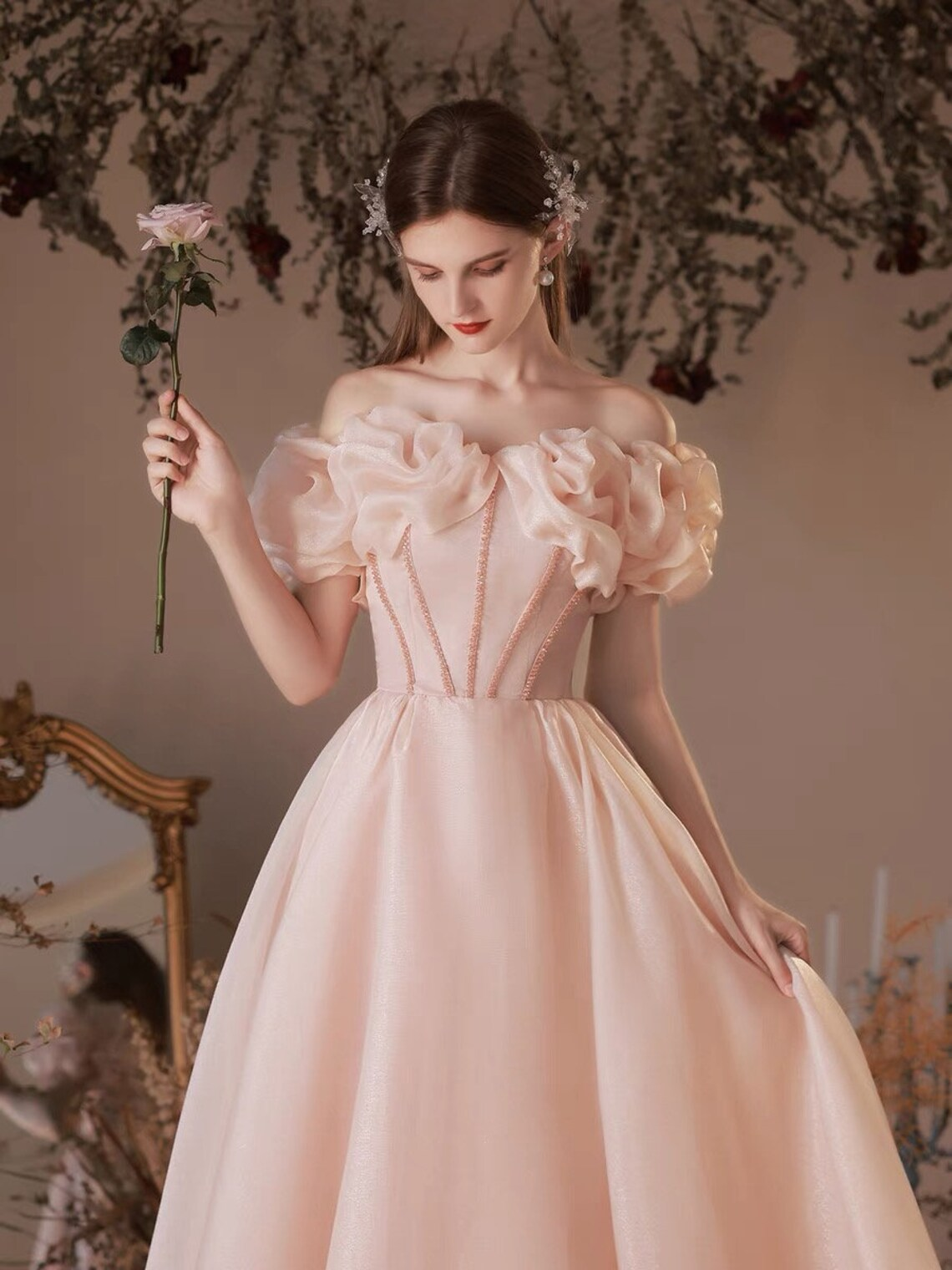 Vestido de fiesta rosa de manga corta con escote en forma de corazón y cuentas 