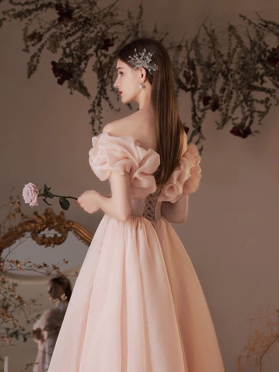 Vestido de fiesta rosa de manga corta con escote en forma de corazón y cuentas 