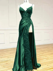 Vestido de noche largo de satén verde con tirantes de encaje y escote halter. 