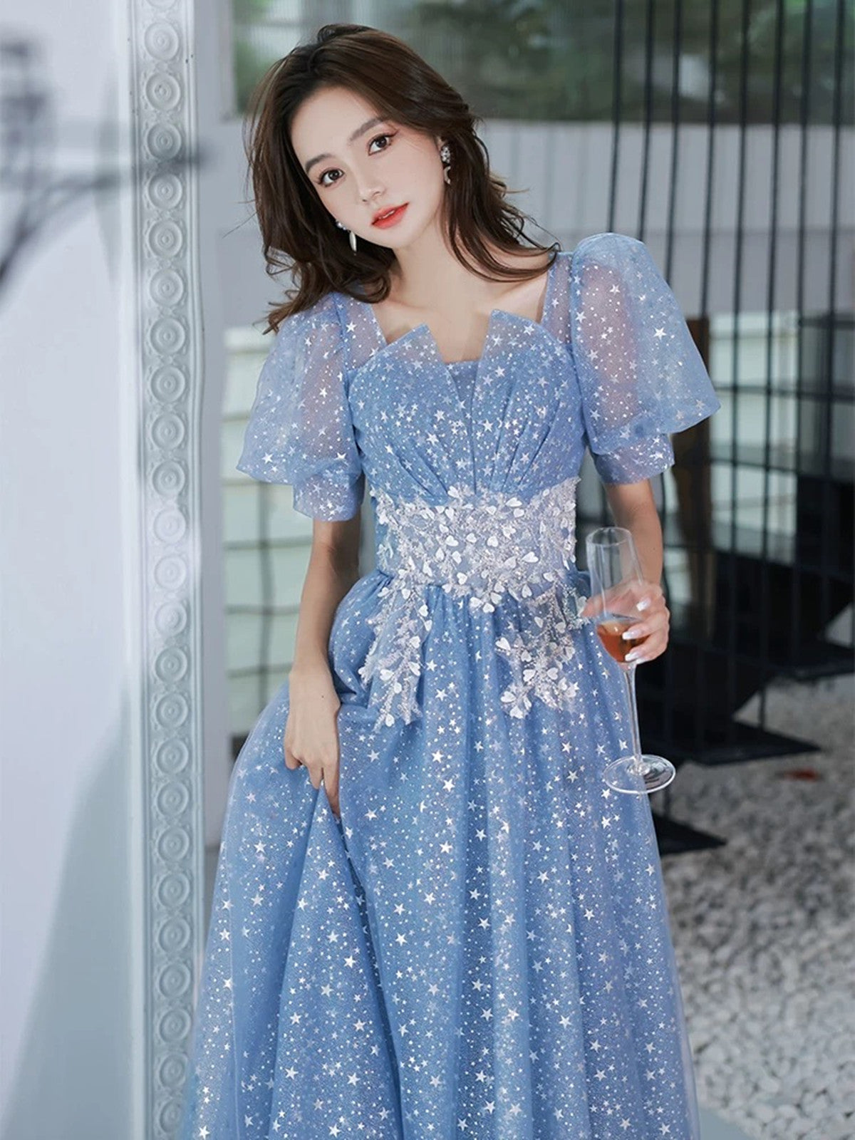 Vestido de fiesta largo de corte A, azul claro, de manga corta y con apliques de encaje 