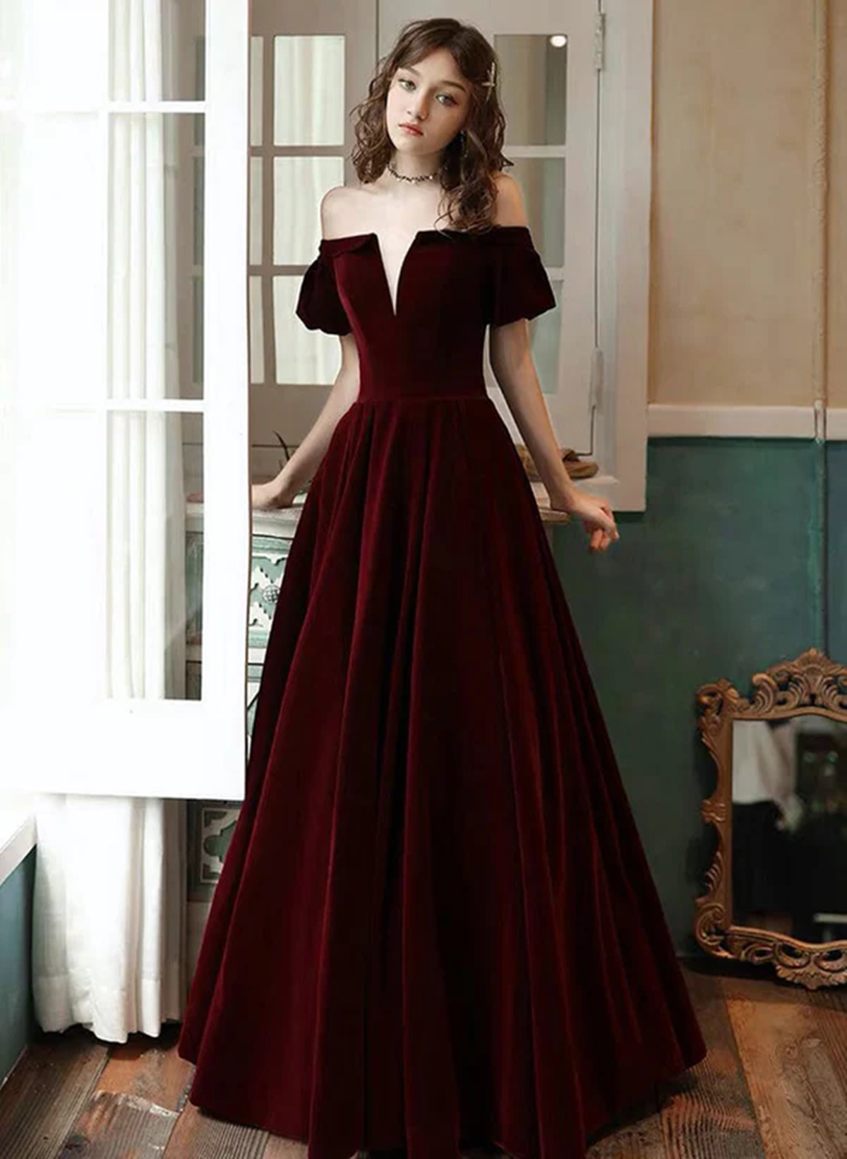 Vestido de fiesta largo sencillo con hombros descubiertos de terciopelo rojo vino 