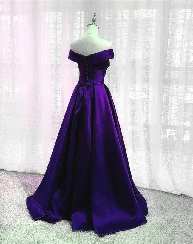 Vestido de fiesta largo con hombros descubiertos y satén morado 