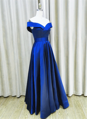Vestido de fiesta sencillo de satén azul real con corte en A y hombros descubiertos 