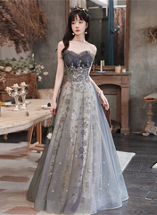 Vestido de fiesta gris de tul con escote en forma de A y apliques de encaje 