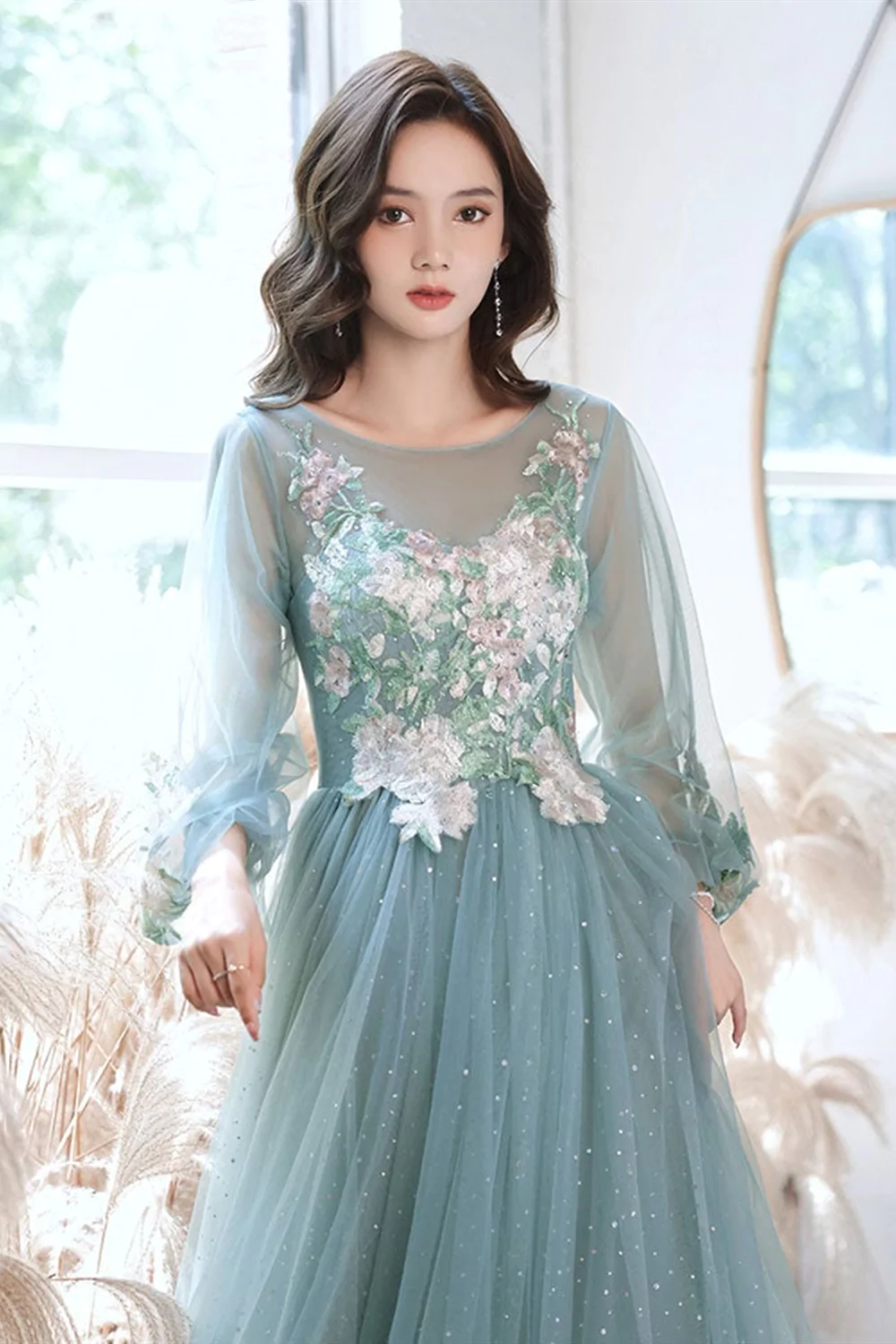 Vestido de fiesta verde de manga larga con flores de encaje 