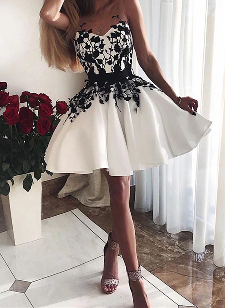 Vestido de fiesta corto de satén blanco con encaje negro 