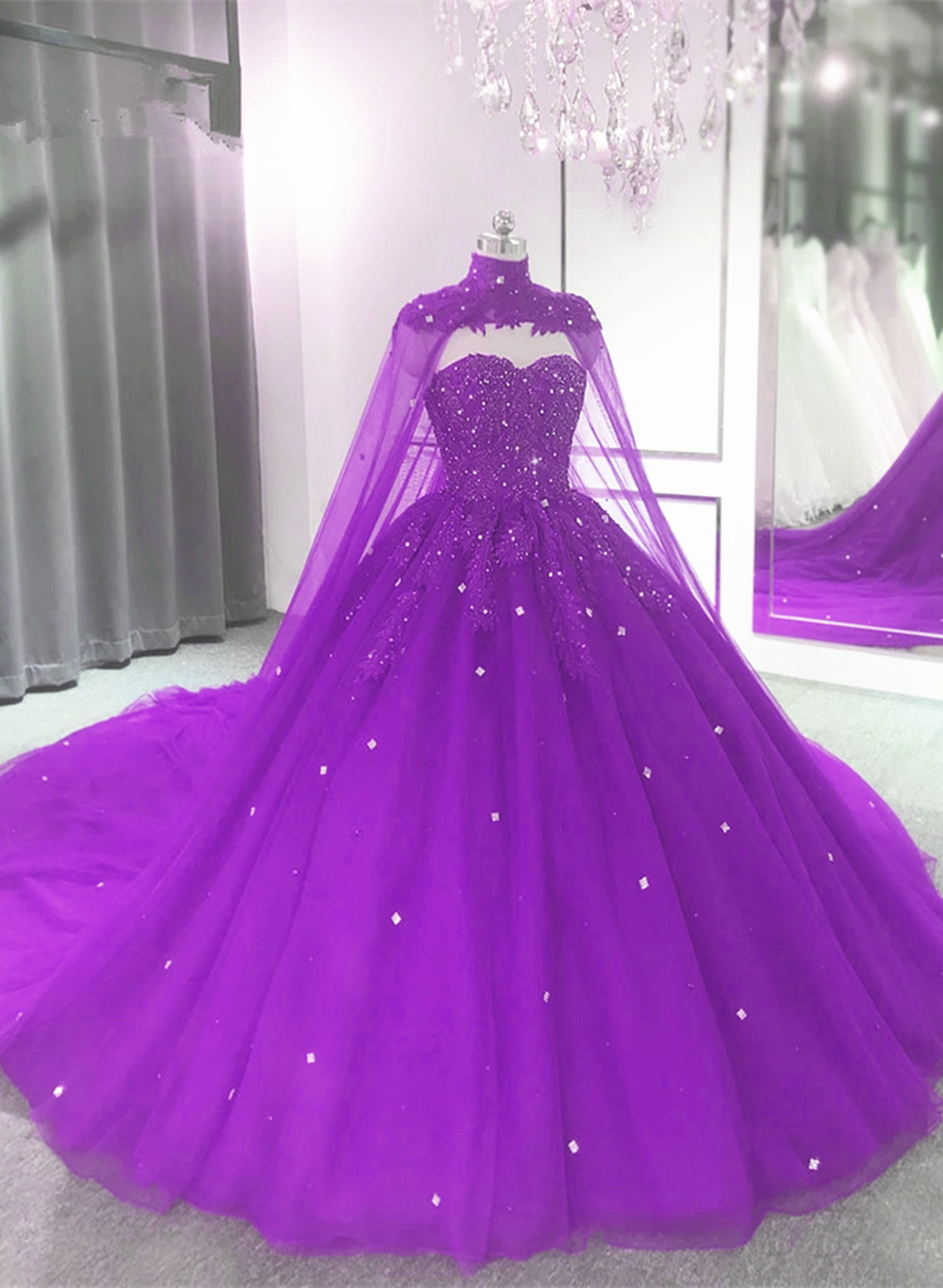 Vestido de quinceañera de tul morado con apliques de encaje y capa de cuentas 