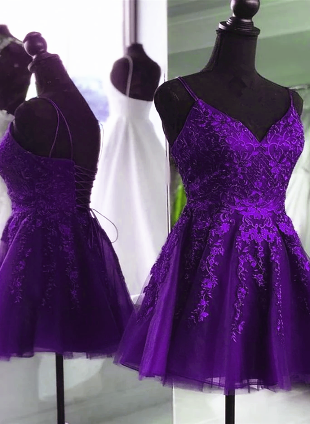 Vestido de fiesta de encaje morado con cuentas y cuello en V 