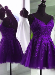Vestido de fiesta de encaje morado con cuentas y cuello en V 