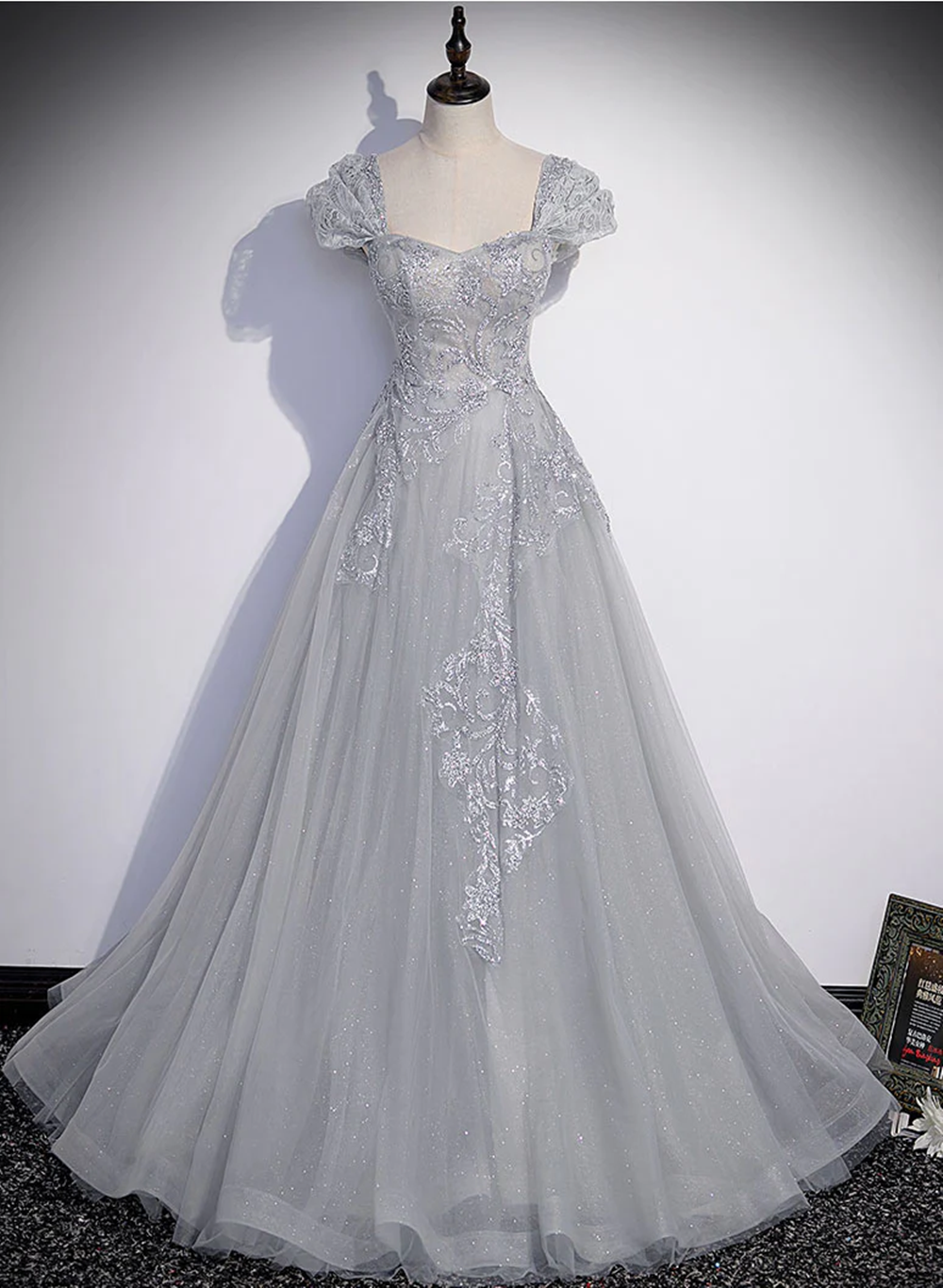 Vestido formal largo de tul gris con mangas cortas y corte en A 