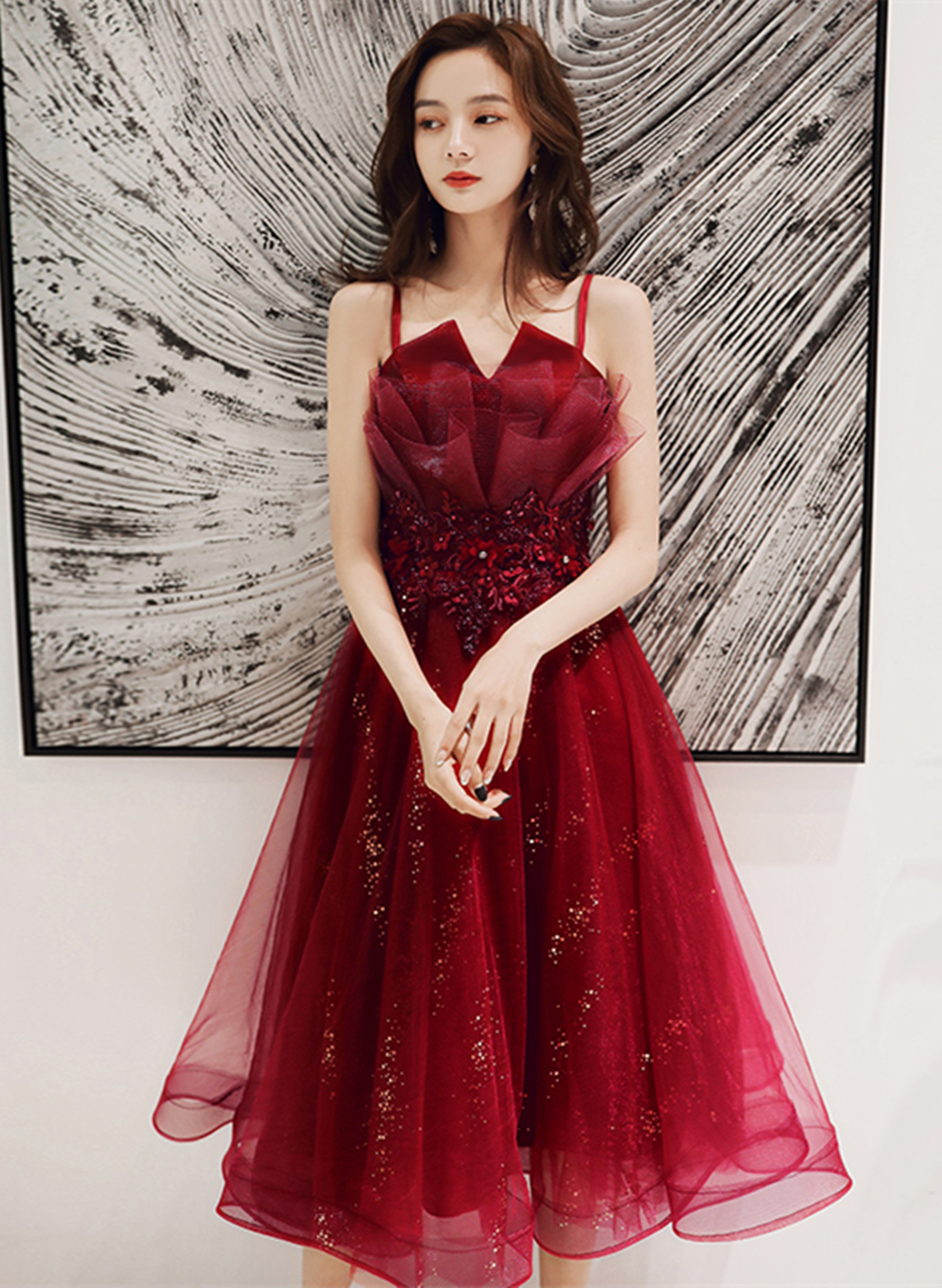Vestido corto de fiesta con tirantes de tul brillante color rojo vino 