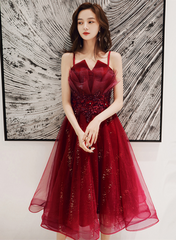 Vestido corto de fiesta con tirantes de tul brillante color rojo vino 