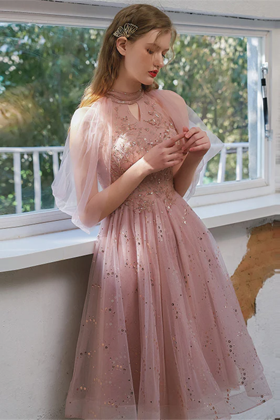 Vestido corto de fiesta con cuello halter de tul rosa y cuentas 