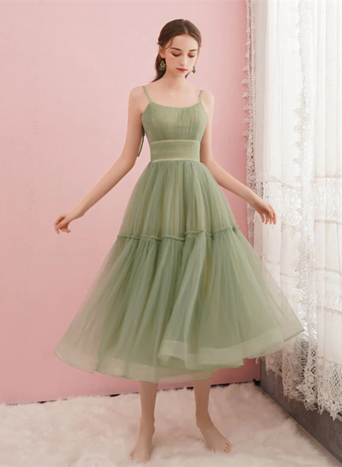 Lindo vestido de fiesta con tirantes de tul y largo hasta la rodilla 