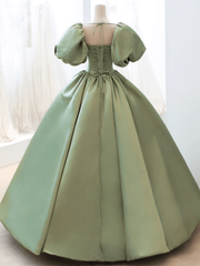Vestido formal largo de satén verde con mangas abullonadas 
