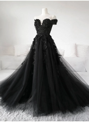 Vestido formal negro con hombros descubiertos y encaje 