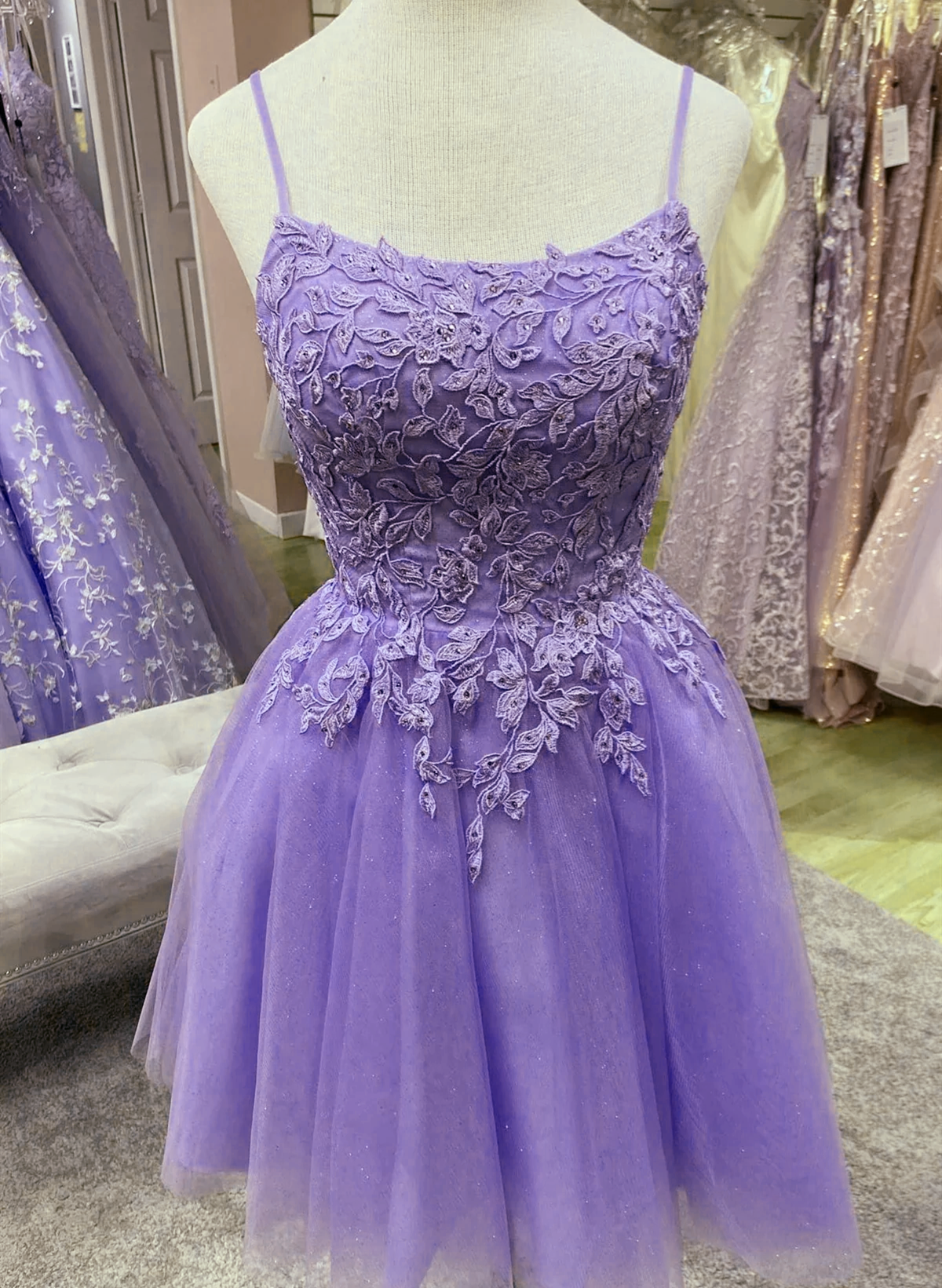 Vestido de fiesta de tul morado con tirantes cortos y encaje 