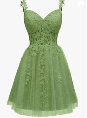 Precioso vestido de fiesta verde con tirantes y escote en forma de corazón y cuentas 