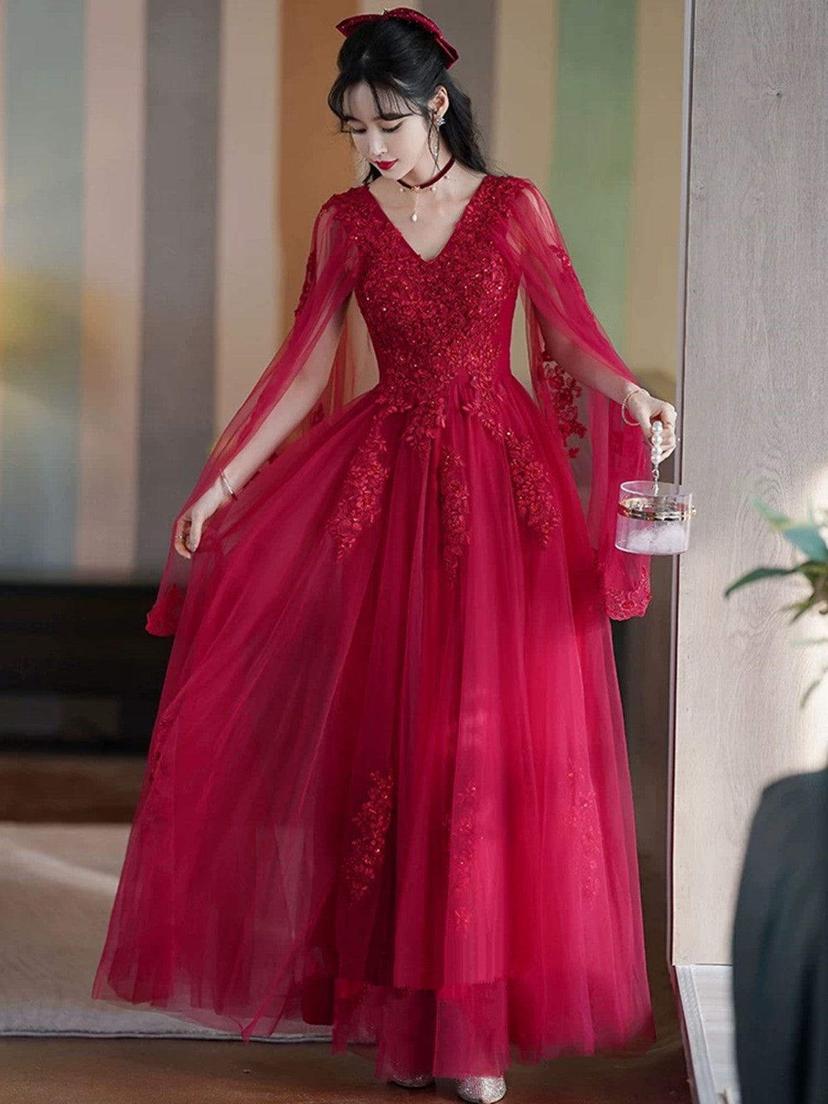 Vestido de fiesta de tul rojo vino con escote en V y apliques de encaje 
