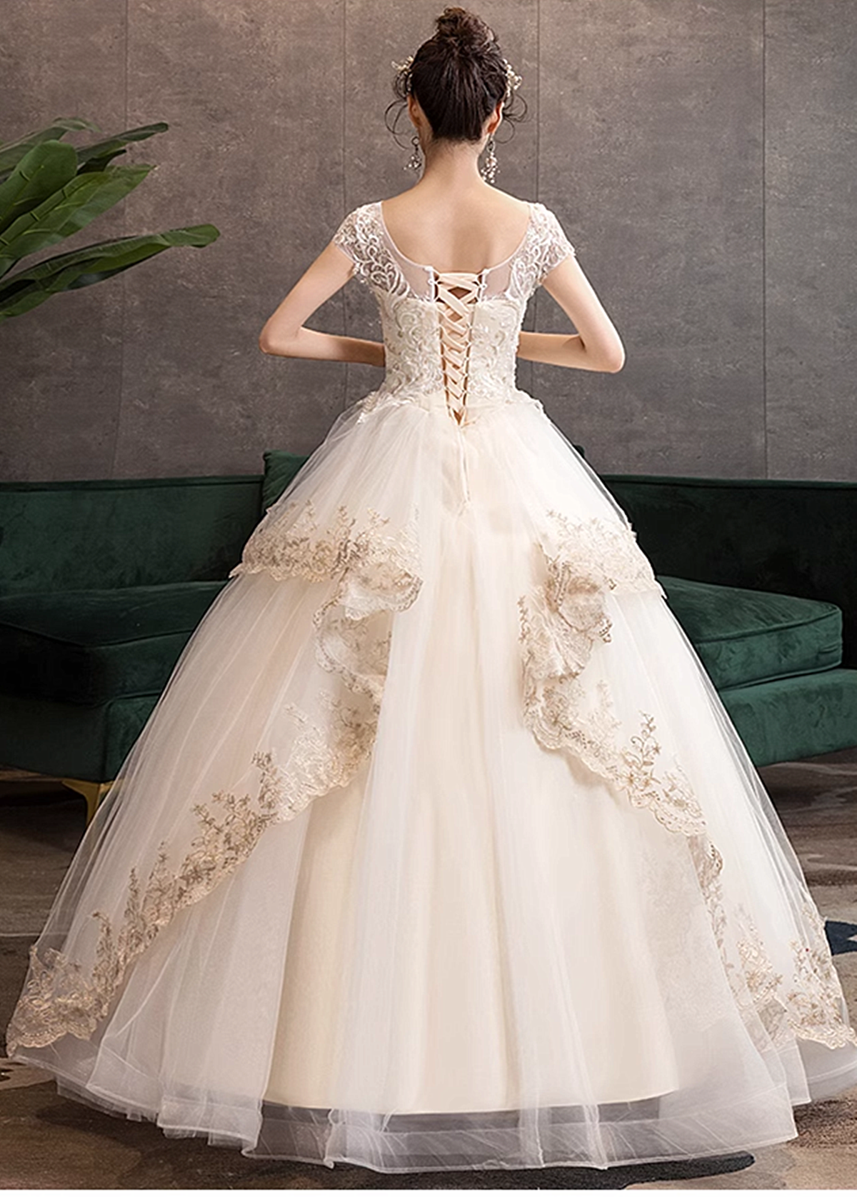 Precioso vestido de fiesta de tul color marfil con encaje para dulces 16 